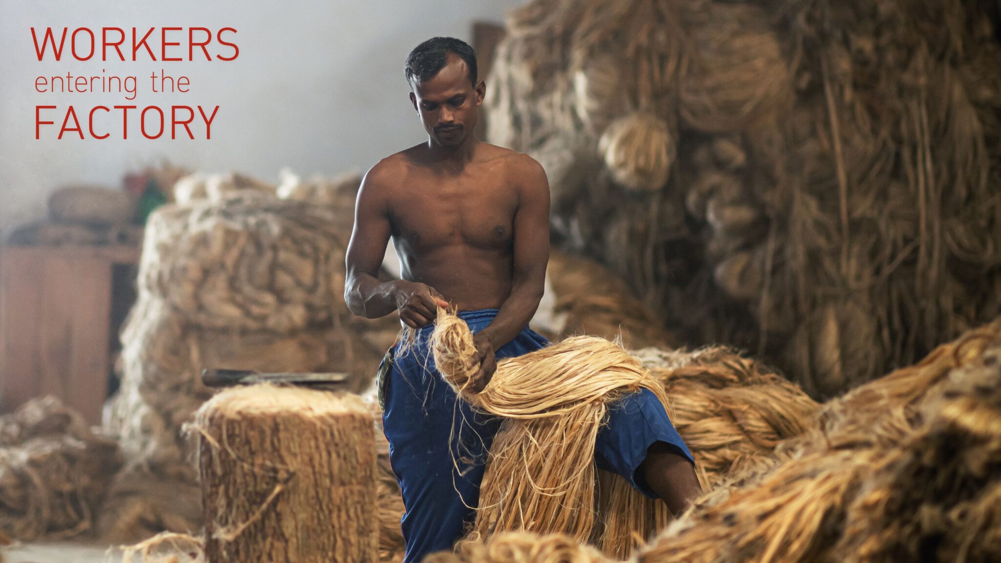 Arbeiter betreten die Fabrik